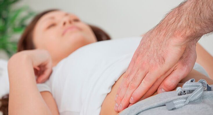 exame de um paciente com artrose de quadril