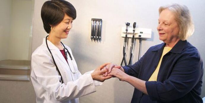 médico examina dedos em busca de dor